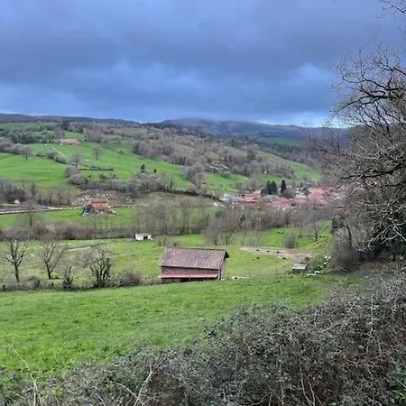 Gran Casa Restaurada Con Jardin Encantador Pueblo. Hébergement de vacances *